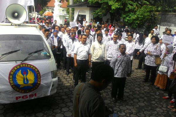 Datangi DPRD Kota Cirebon, Guru Honorer Mohon Diadakan Lagi Anggaran Kesejahteraan