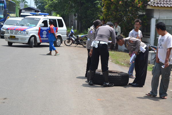 Astaga, Ban Truk Lepas, Kena Orang hingga Tewas