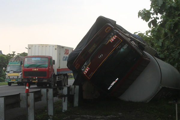 2 Pekan Bangkai Kontainer Muatan Semen Masih di Tol Palikanci