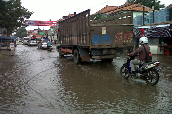 Saluran Tersumbat, Jalan Cirebon-Bandung Ini Selalu Banjir
