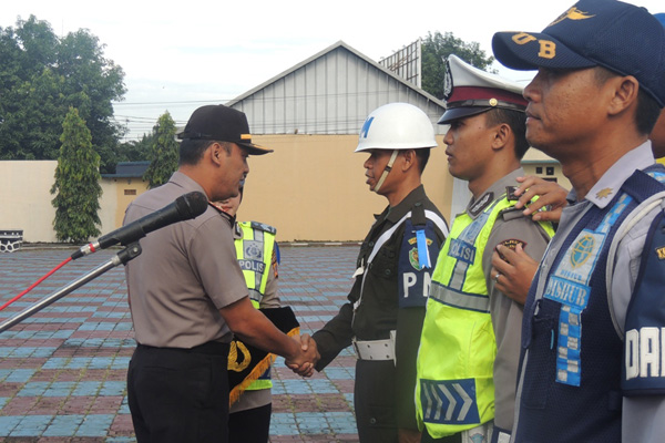 Polisi Tidak Bergerombol saat Operasi