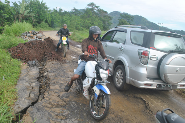 Hati-hati, Ada Longsor di Jalan Menuju Salawangi