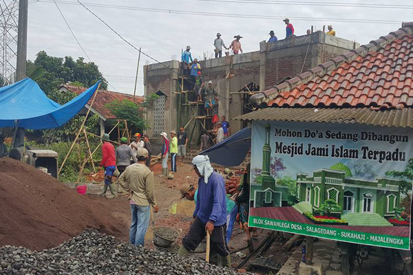 Warga Salagedang Gotong Royong Ngecor Masjid