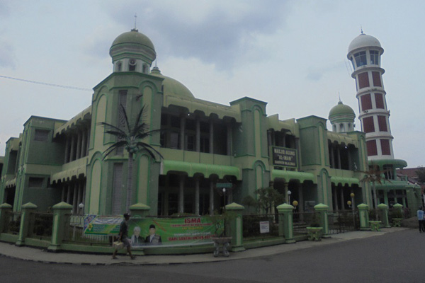 Operasional Masjid Agung Al Imam Andalkan Kotak Amal