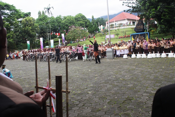 Angklung Kolosal Meriahkan Festival Linggarjati