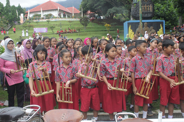 Angklung Kolosal Meriahkan Linggarjati Festival