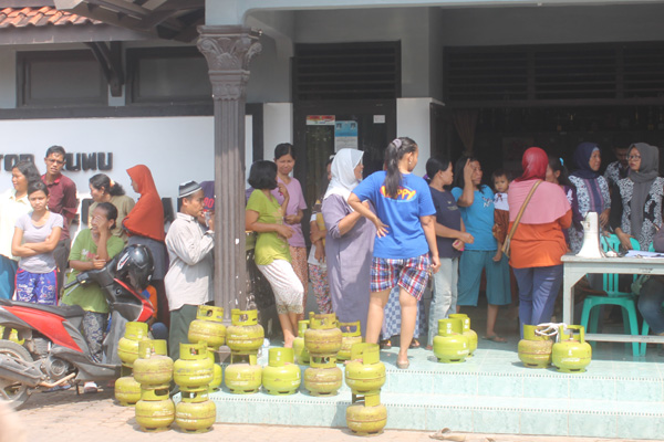 Warga Kesulitan Gas Melon, Desa Tegalwangi Gelar Pasar Murah