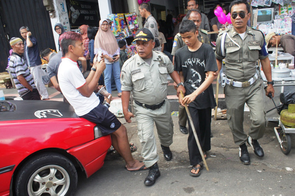 Pengemis Buta Pasrah Ditangkap saat Razia Satpol PP