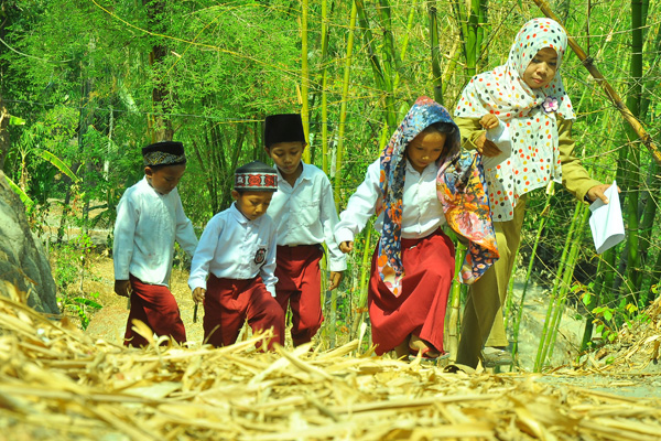 Guru Honorer; Ngajar Lebih Berat, Gaji Lebih Sedikit