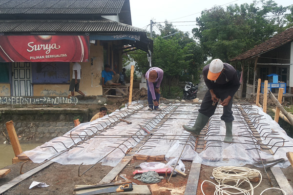 Pakai Dana Desa, Bangun Jalan, TPT, dan Jembatan