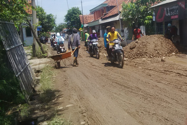 Jalan Kalimekar-Dompyong Tak Layak Disebut Jalan