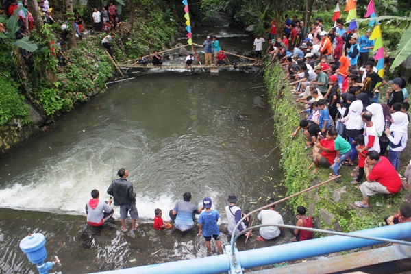 Kereen..Begini Cara Pemuda Karangmangu Kampanyekan Gerakan Sungai Bebas Sampah