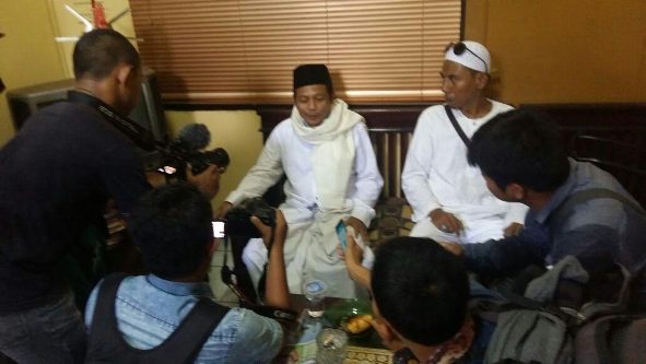 Kena Lempar Batu, Ustad Nurkamal Melapor ke Polres Cirebon