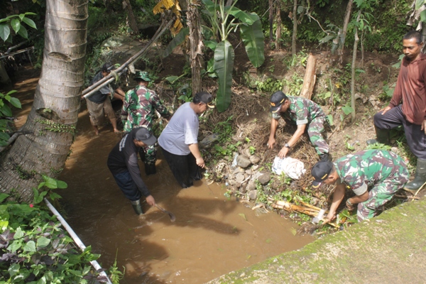 Prokasih, Warga Bandorasawetan dan TNI Bersihkan Sungai Cigeureung