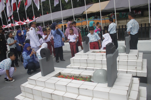 Hari Pahlawan, Siswa SLBN Taruna Mandiri Ziarah ke TMP Samudra