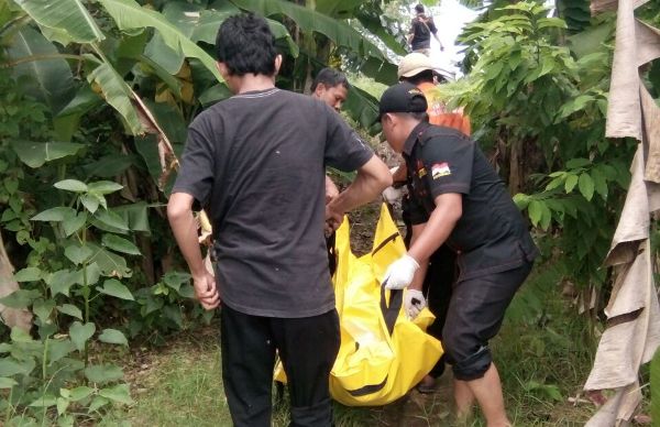 Warga Temukan Mayat Wanita di Saluran Irigasi