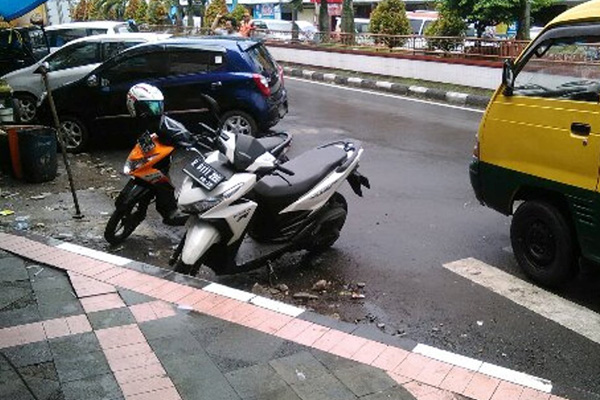 Tak Ada Petugas, Motor Masih Parkir di Jalan Siliwangi