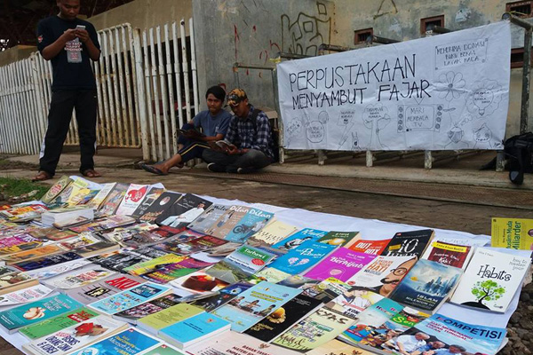 Perpustakaan Menyambut Fajar di Stadion Bima; Gratis, Boleh Baca Sepuasnya 