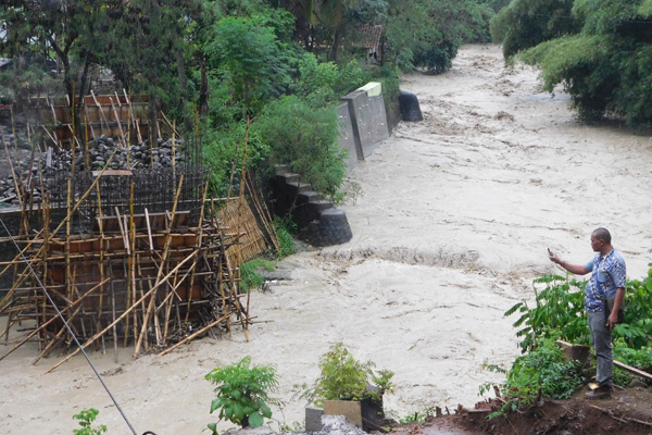 Belum Rampung, Jembatan Sumurwuni Sudah Ambruk