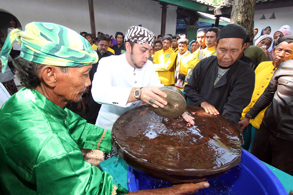 Tradisi Siraman Gong Sekati; Momen ‘Membersihkan Diri’