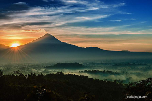 Menikmati Sunrise Candi Borobudur dari Enam Bukit