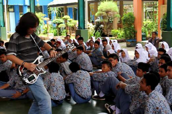 Mr D Beri Ajari Siswa SMAN 1 Kota Cirebon Main Gitar Satu Jari