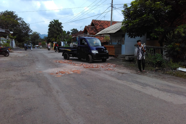 Warga Enggalwangi Tambal Sendiri Jalan Rusak