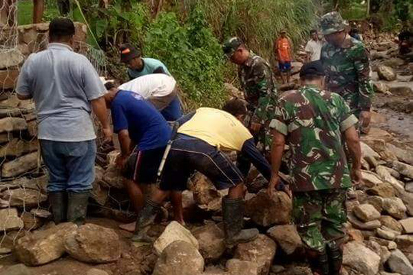 TNI/Polri Gotong Royong Buka Akses ke Desa Nunuk