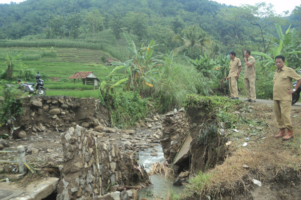 Banjir Bandang Terjang Desa Nunuk Baru, Jembatan Putus, Masjid Hanyut