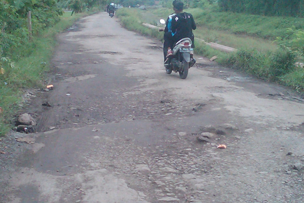 Jalan Kertasemaya-Kedokanbunder Rusak Parah