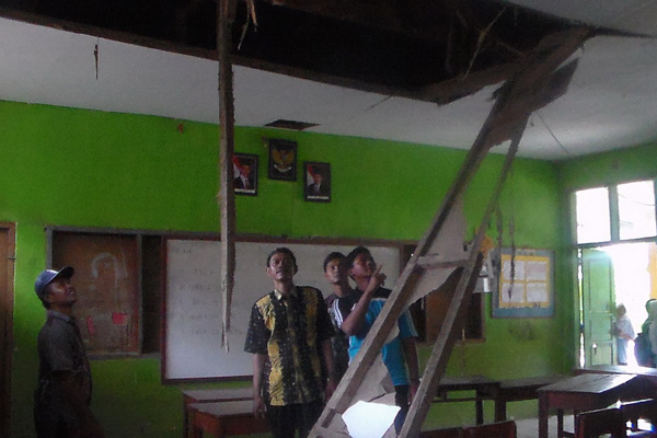 Siswa Lagi Belajar, Plafon Ruang Kelas SDN Sumurwedi Runtuh