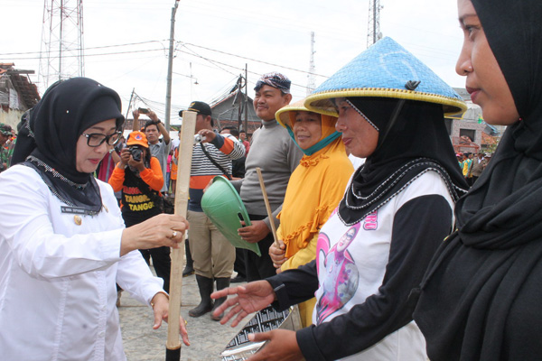 Bupati Anna: Banjir Rob Eretan Sulit Surut karena Sampah