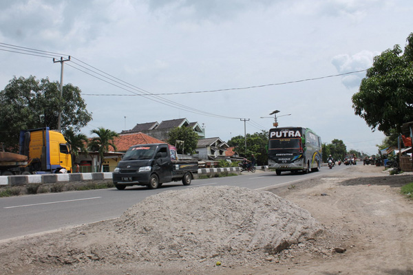 Hati-hati, Ada Gundukan Cor Beton di Jalan Patrol