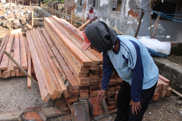 Warga Anjatan Berburu Kayu Kelapa Hingga Sumatera