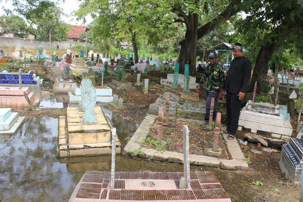 Aneh, Makam di TPU Ki Doglong Patrol Menghadap Dua Arah