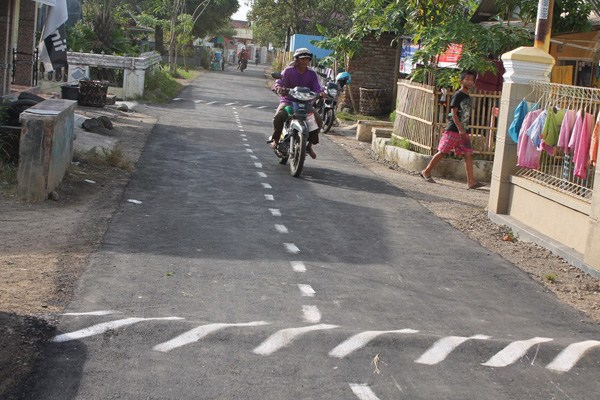 Biar Nggak Ngebut, Warga Anjatan Bikin Marka Jalan