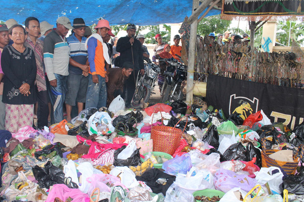 Warga Desa Limpas Doa Bersama di Tengah Kuburan