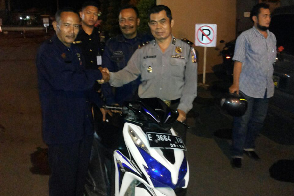 Pencuri Helm Kabur Kepergok Skuriti, eh, Motornya Sendiri Ditinggal