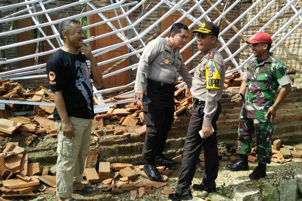 Polisi dan TNI Bantu Ringankan Korban Puting Beliung
