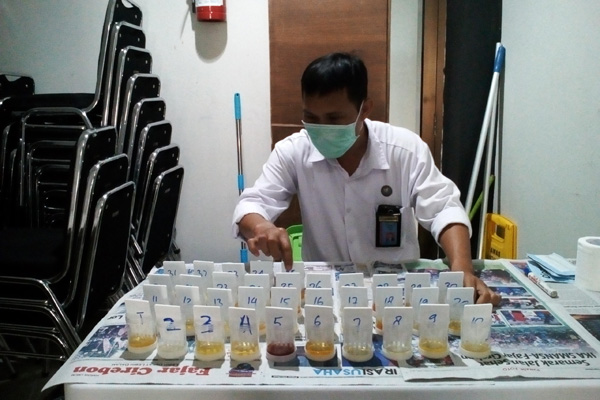 Petugas BNN Kota Cirebon Tes Urine Para Pegiat Anti Narkoba