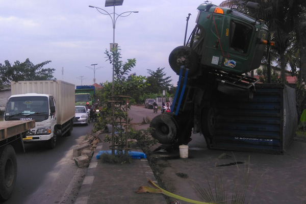 Tronton Muatan Batu Alam Terbalik, Tutupi Ruas Jalan Pantura Cirebon
