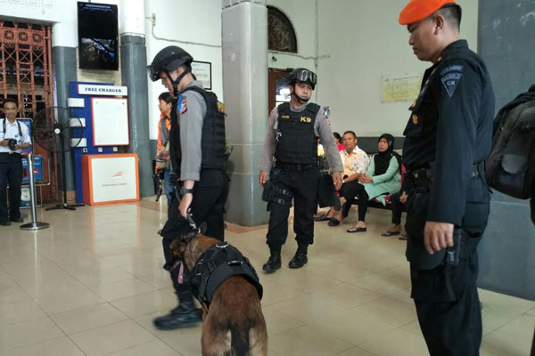 2 Anjing Pelacak Jaga 2 Stasiun di Cirebon