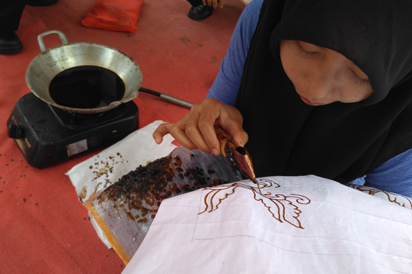 Melihat Geliat Industri Batik Rumahan di Desa Cikubangsari