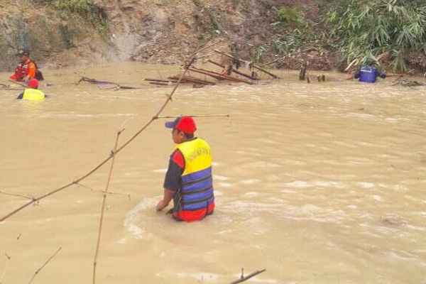 Tim Basarnas Masih Mencari Santri Ciwaringin yang Hanyut di Sungai