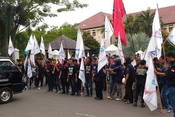 FPSMI Demo Kantor Bupati Cirebon Tuntut Naik Upah