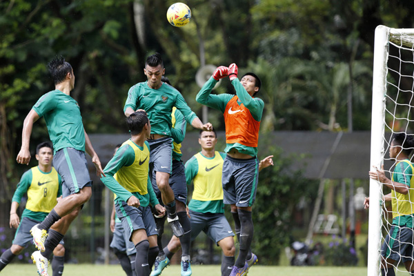 Riedl Bisa Pasang Lima Bek