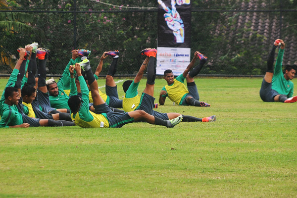 Alfred Riedl Keluhkan Rumput Stadion