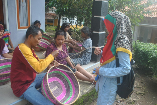 Anyaman Sindangwangi Bantu Pendapatan Masyarakat