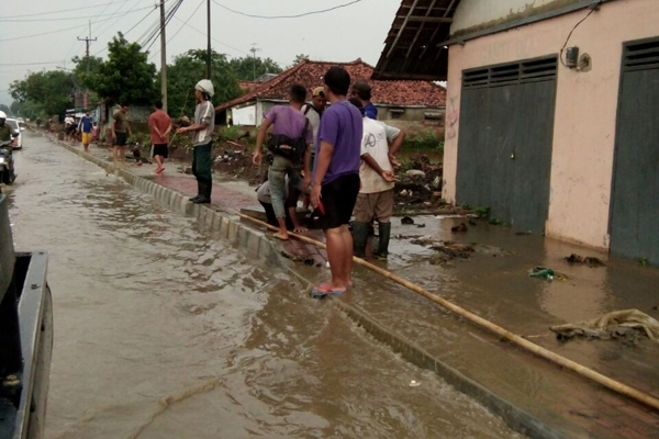 Jalan Cigasong, Masih Dibangun Sudah Terendam