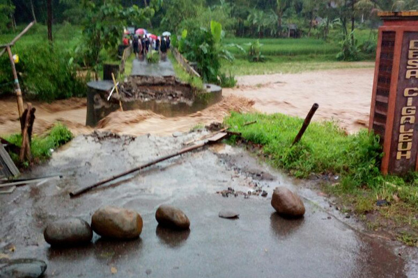 Jembatan Cihieum Lemahsugih Masih Putus